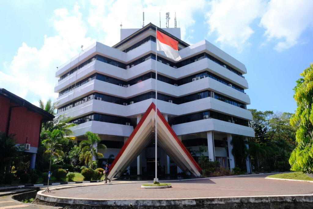 Gedung-Rektorat-Universitas-Hasanuddin-1-scaled-1